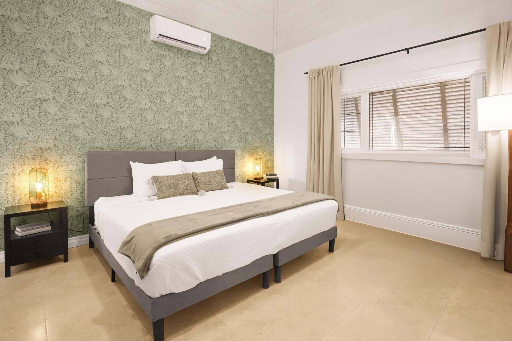 Cobalt Coast Resort West Bay Экстерьер фото