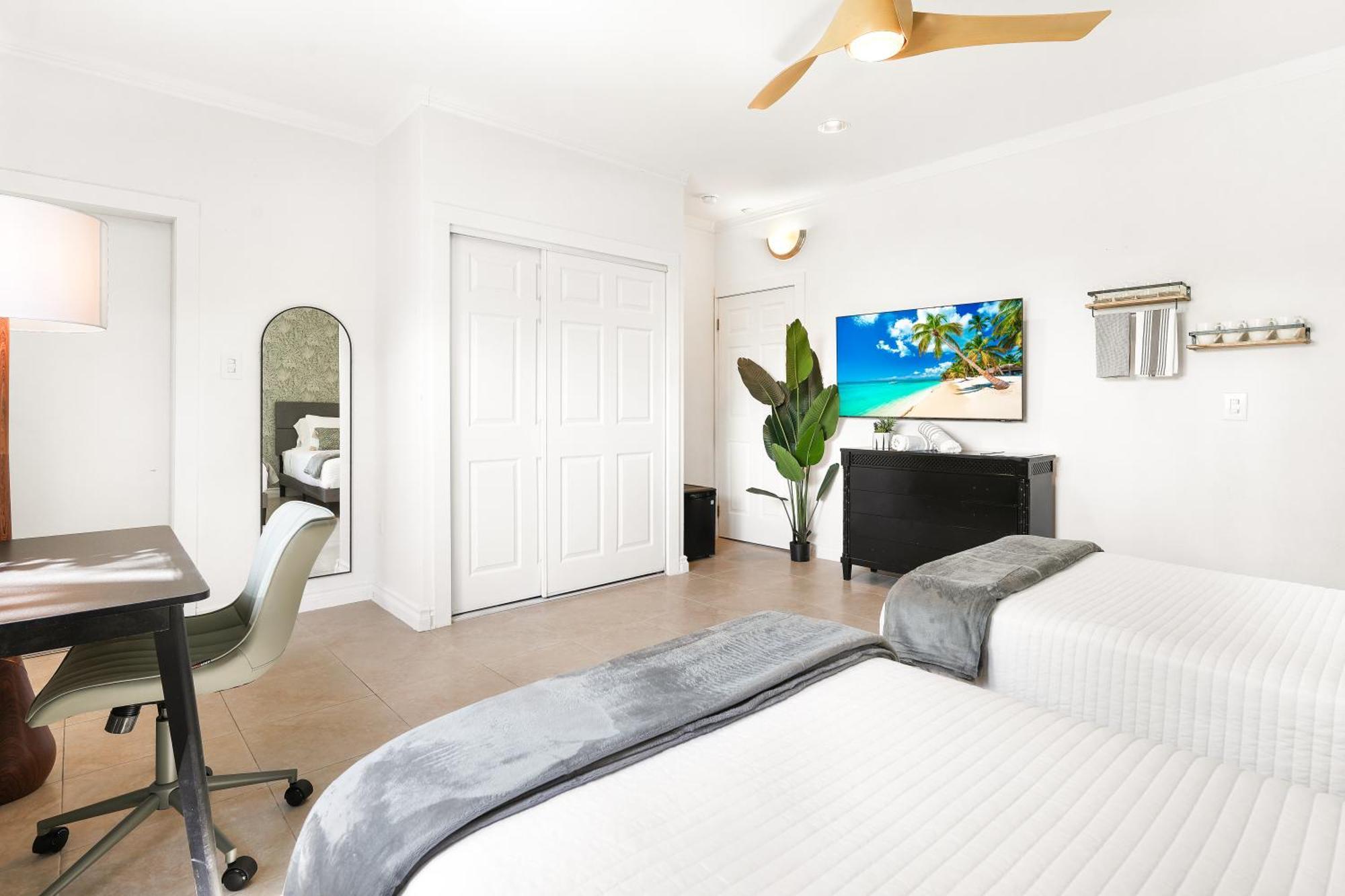 Cobalt Coast Resort West Bay Экстерьер фото