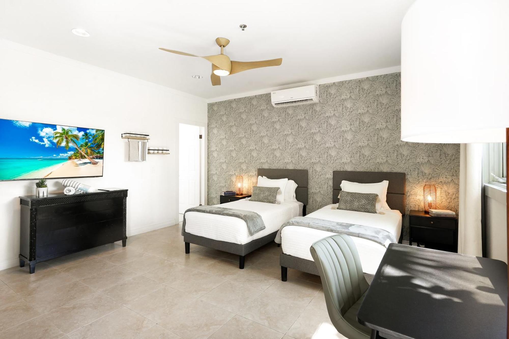 Cobalt Coast Resort West Bay Экстерьер фото