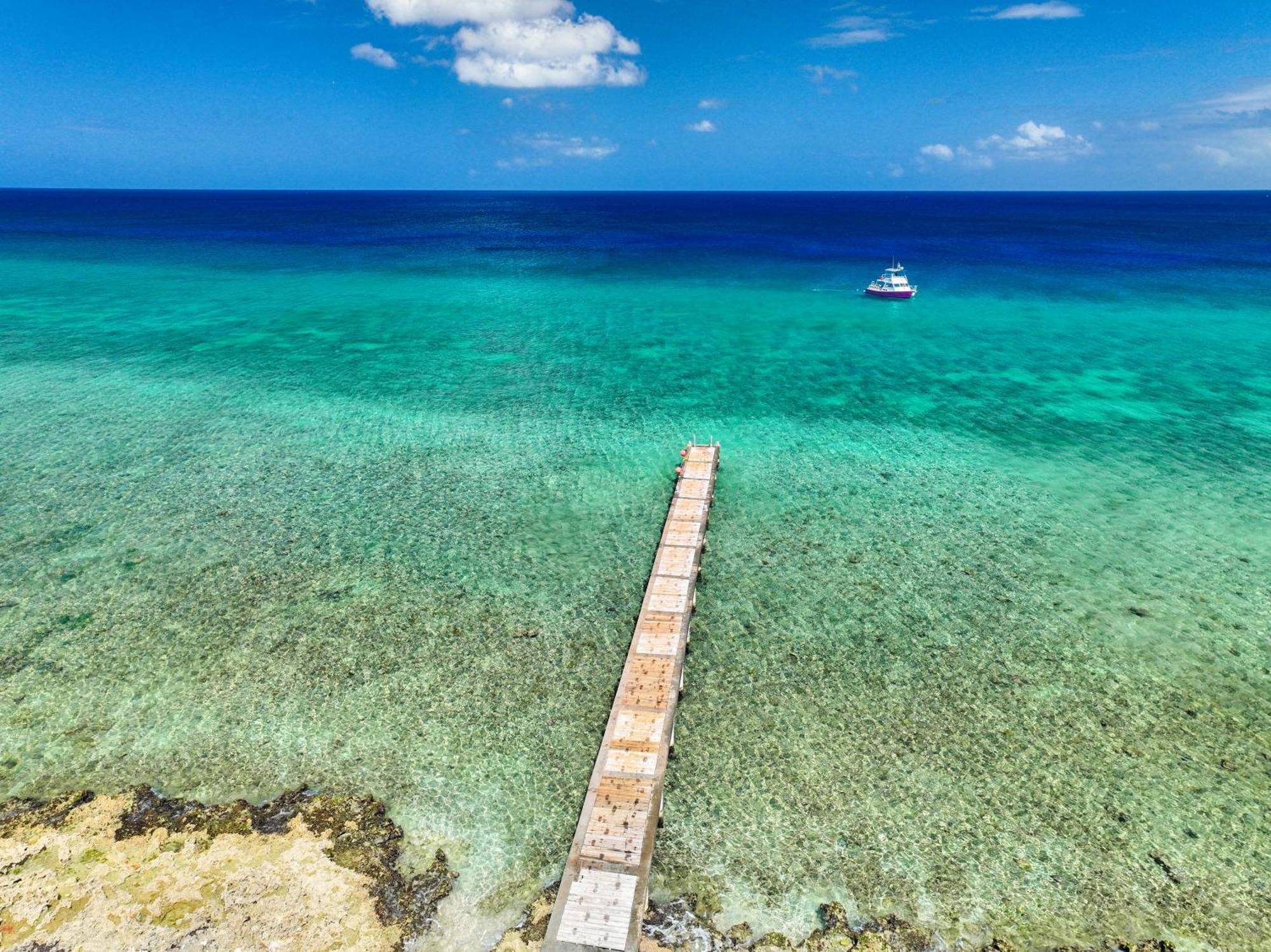 Cobalt Coast Resort West Bay Экстерьер фото