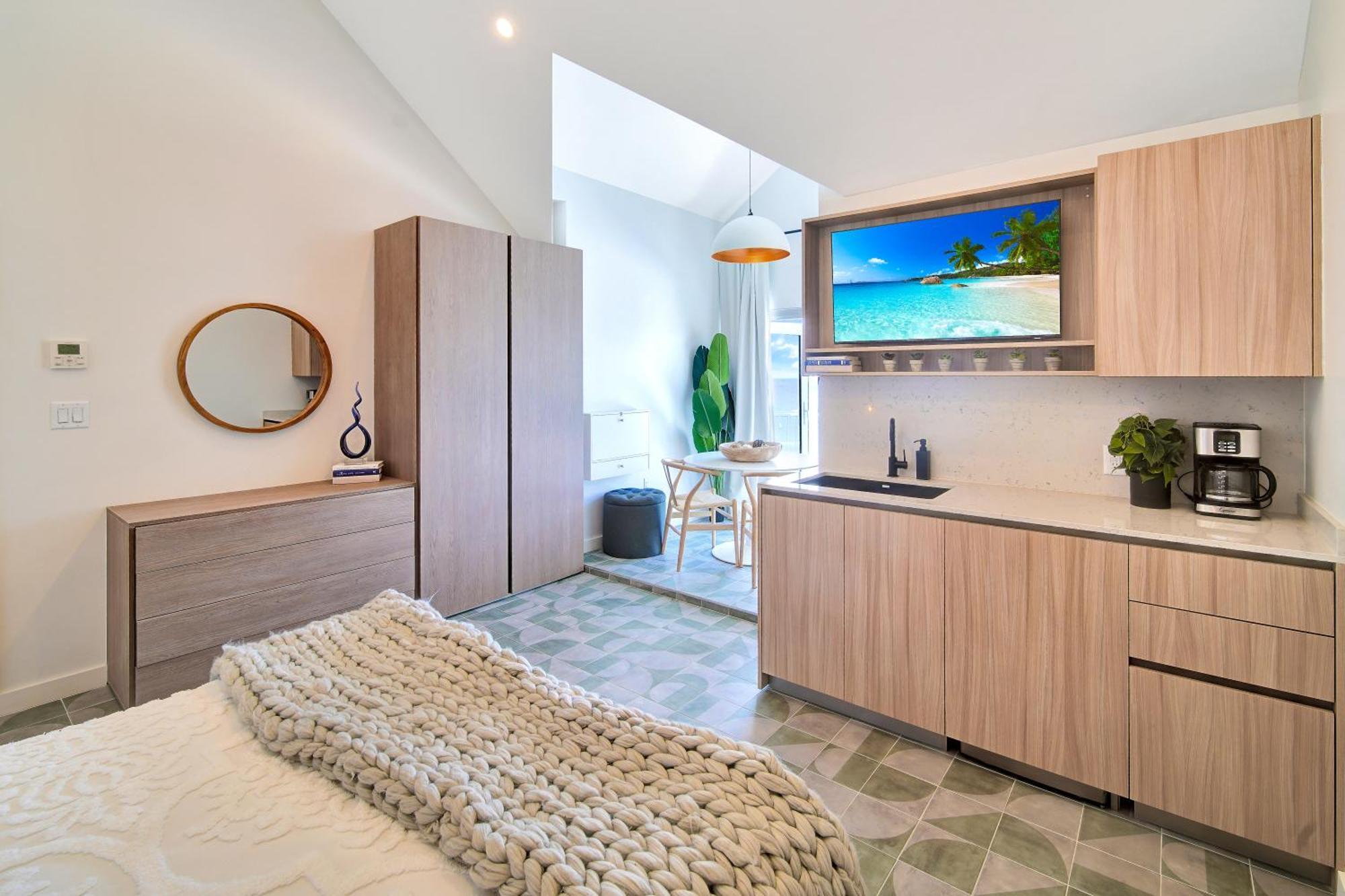 Cobalt Coast Resort West Bay Экстерьер фото